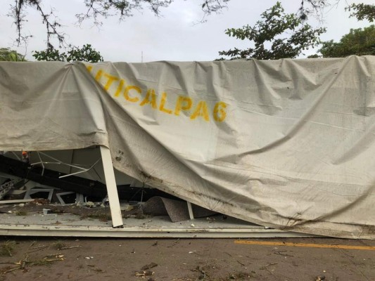 Daños y tráfico infernal: el accidente de rastra con UCI del hospital móvil de Juticalpa