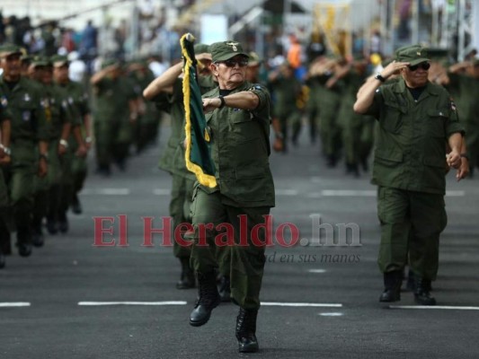 FOTOS: Patriotismo y alucinante ambiente en desfiles 2019