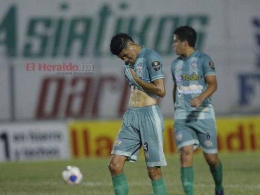 Los rostros de tristeza de los jugadores del Real de Minas por el descenso