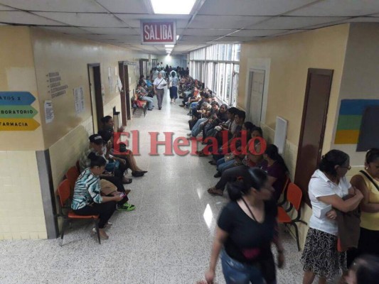 FOTOS: Paro en el sector Salud castiga con larga espera a pacientes