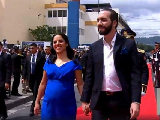 De azul y mostrando su avanzado embarazo, así llegó Gabriela Rodríguez a la investidura de Nayib Bukele