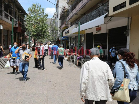 Mayoría de capitalinos acatan uso de mascarilla; otros se mantienen reacios a usarla (FOTOS)