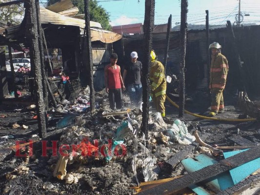 Así quedaron los puestos que se quemaron en el Zonal Belén