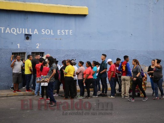 ¡FOTOS! Ambiente de locura afuera del Nacional previo a la final Motagua vs Saprissa