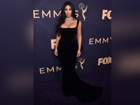 FOTOS: Apretado vestido le juega mala pasada a Kim Kardashian en los Emmy 2019