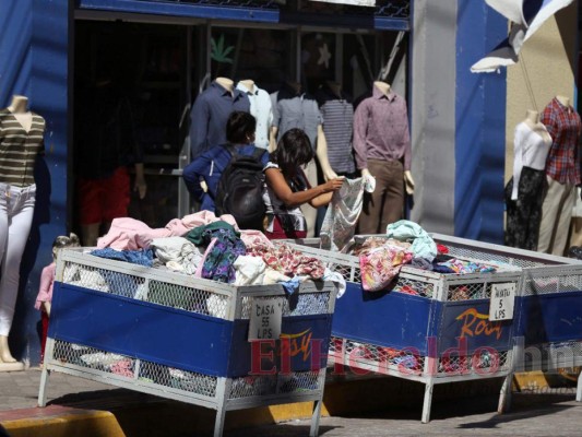 Portando mascarillas, capitalinos visitan comercios para aprovechar promociones de fin de año (Fotos)