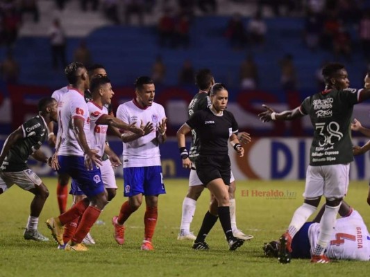 Jugadores de Olimpia y Marathón protagonizaron zafarrancho contra el arbitraje de Melissa Pastrana