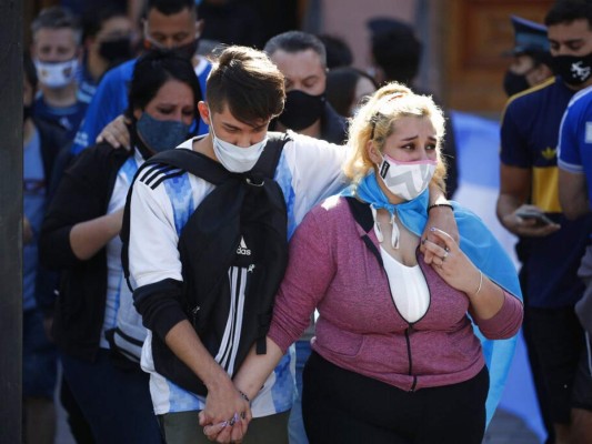 Llanto, dolor y consternación en los hinchas de Maradona por su muerte