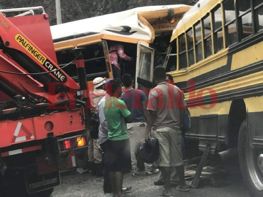 Dramáticas imágenes del choque entre dos buses en la carretera a Olancho que dejó varios heridos