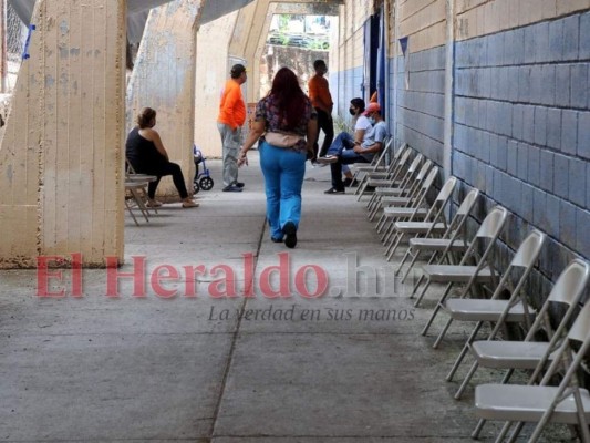 Completamente vacíos: Así lucieron este lunes los centros de vacunación en la capital