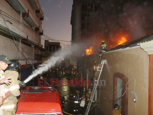 Llamas, daños y desesperación: Las imágenes del voraz incendio que consumió negocios en el centro de la capital