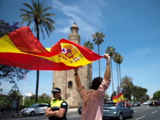 Miles de españoles protestan en carro contra el gobierno por gestión de la pandemia