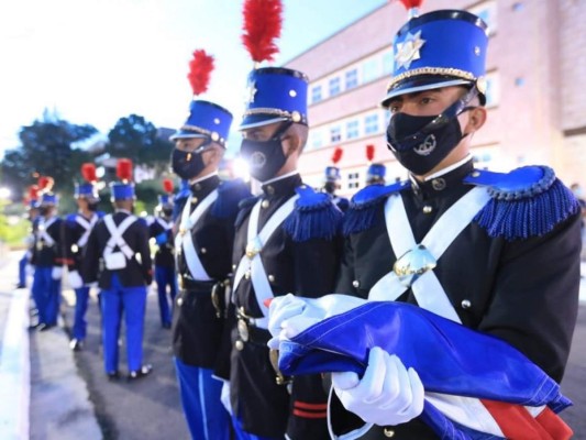 Algarabía en Plaza de las Banderas para conmemorar los 199 años de Independencia