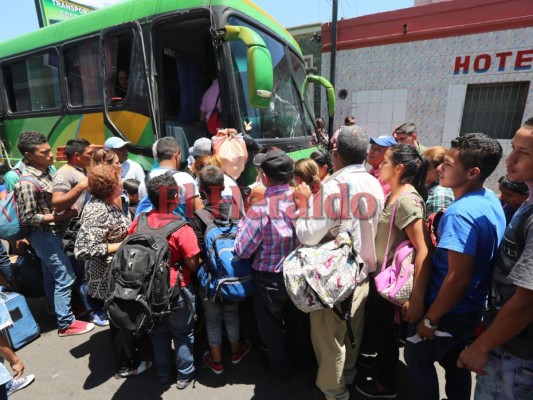 FOTOS: Éxodo masivo de capitalinos previo a la Semana Santa 2018