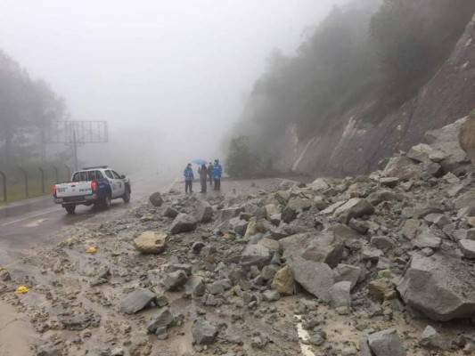 Derrumbes, puentes caídos y hundimiento de carreteras, los estragos que provoca Eta en Honduras