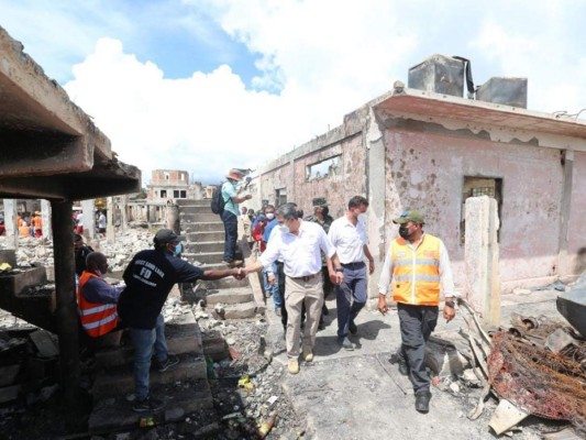 En fotos: Así fue el recorrido de Juan Orlando Hernández en la devastada Guanaja  