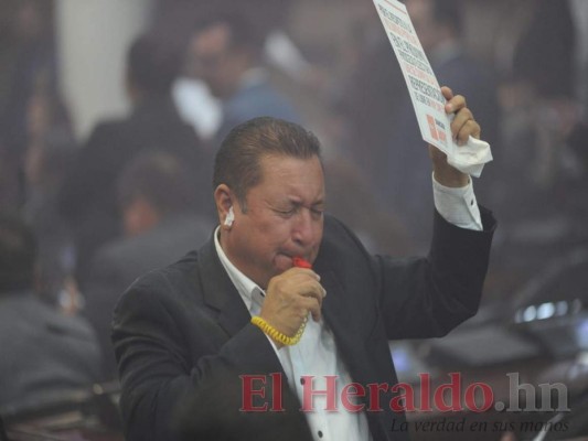 FOTOS: Empujones, cohetes y bengalas; así fue el nuevo acto de insurrección en el Congreso Nacional