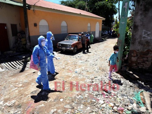 Casa por casa, brigada médica busca casos de covid-19 en colonia 1 de Diciembre