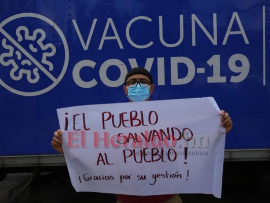 FOTOS: Con pancartas y sonrisas Ojojona recibe vacunas donadas por El Salvador  