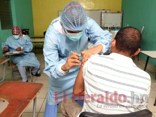 Largas filas y en orden: Así continuó la aplicación de la vacuna de refuerzo anticovid en la capital