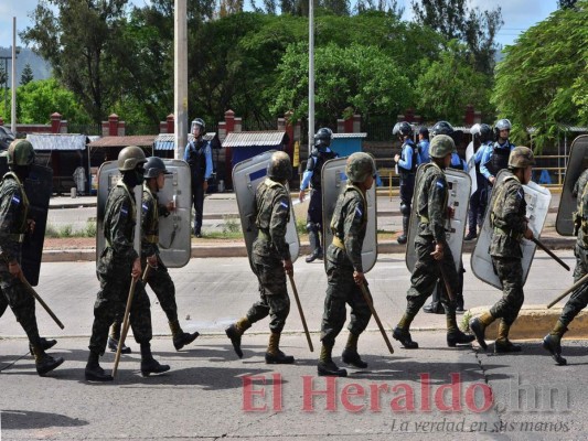 Descontrol y violencia en la UNAH en imágenes; hay estudiantes heridos