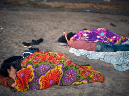 Entre basura y secando ropa en piedras, migrantes siguen varados en río Suchiate