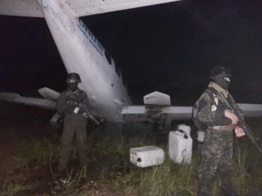 Una Biblia, drogas y un mensaje sobre el medio ambiente: Lo hallado en narcoavioneta en La Mosquitia (FOTOS)