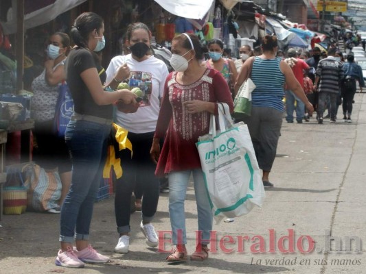 Con o sin mascarilla, capitalinos abarrotan mercados pese a que amenaza persiste (FOTOS)