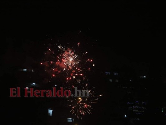 Colorida pirotecnia engalanó el cielo de Tegucigalpa y Comayagüela (FOTOS)