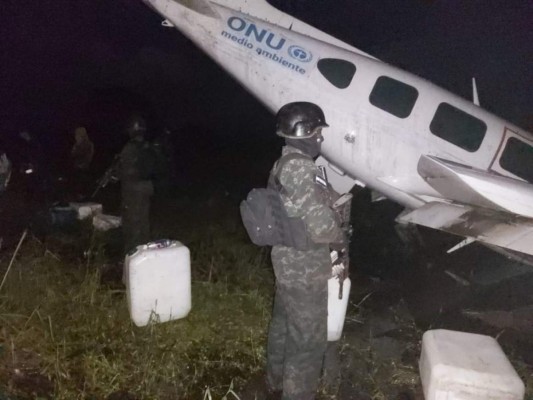 Una Biblia, drogas y un mensaje sobre el medio ambiente: Lo hallado en narcoavioneta en La Mosquitia (FOTOS)