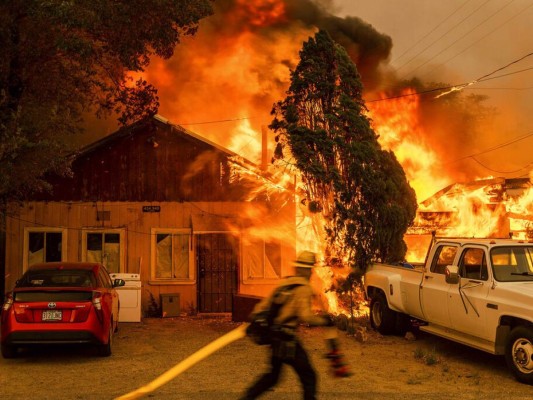 Impactantes imágenes de los incendios que consumen California