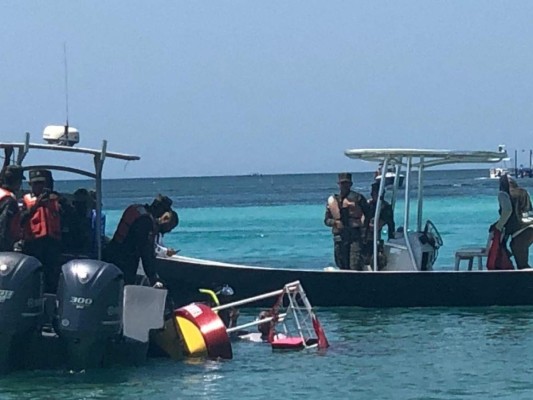 Así quedó 'La Bebecita', la lancha que se hundió con seis extranjeros a bordo en Roatán