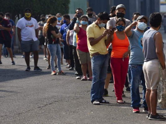 Récord de muertes diarias por Covid-19 en Chile entre polémica por tumbas