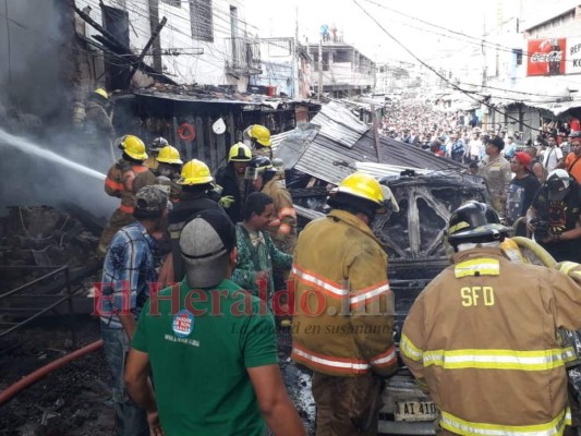 Pánico, zozobra y caos: así fue el pavoroso incendio en la sexta avenida de Comayagüela