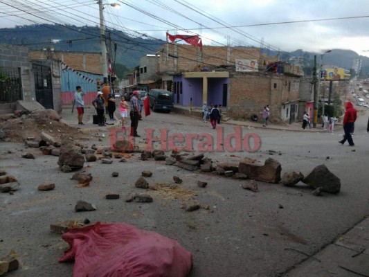 Enormes piedras obstaculizaron calles de la capital durante tomas de la Alianza de Oposición