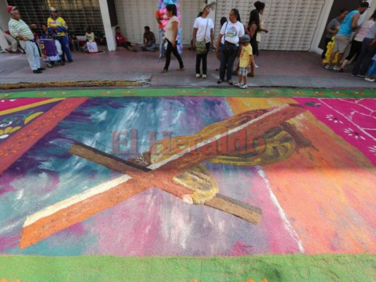 Coloridas alfombras de aserrín engalanan procesiones de este Viernes Santo