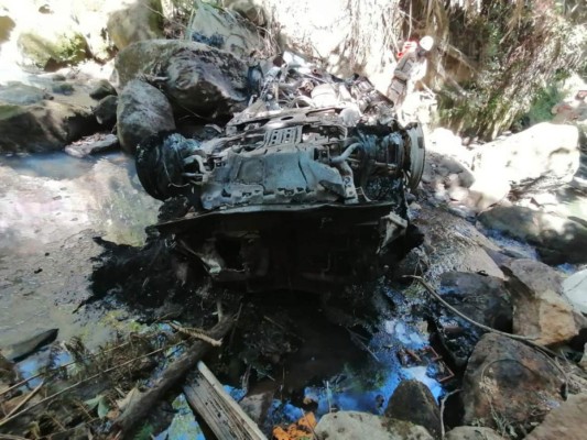 Las imágenes del dantesco hallazgo de un cadáver carbonizado en un abismo de Siguatepeque (Fotos)