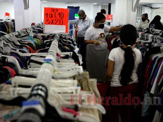 Portando mascarillas, capitalinos visitan comercios para aprovechar promociones de fin de año (Fotos)