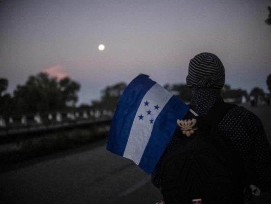 FOTOS: Cae la noche y los migrantes se preparan para dormir en el duro asfalto de México