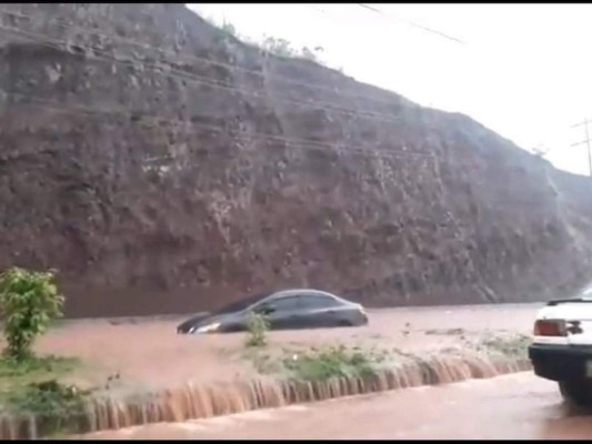 Calles convertidas en ríos y autos atrapados dejan las lluvias en la capital