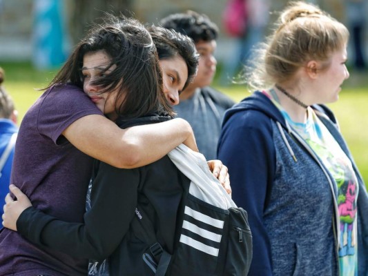 Triste escena de los padres de los estudiantes tras el atentado en una escuela de Texa