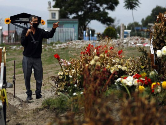 Féretros apilados y entierros en soledad, el día a día en los cementerios durante la pandemia