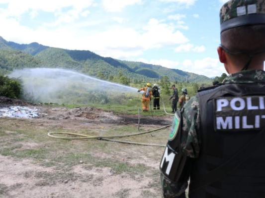 FOTOS: Queman más de 1,200 kilos de cocaína decomisados en La Mosquitia