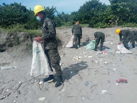 Ardua limpieza para retirar basura que contamina las playas de Omoa (FOTOS)