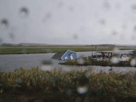 Dolor y devastación por el huracán Laura en el sur de EEUU (FOTOS)