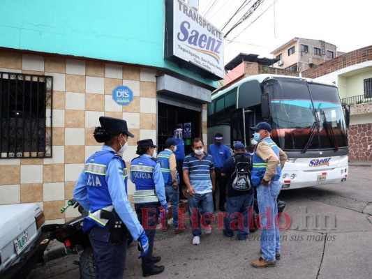 FOTOS: Estrictas medidas de bioseguridad y pocos pasajeros en buses interurbanos