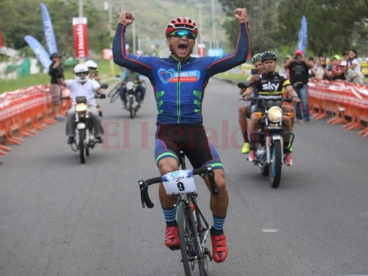 Fotos: Momento en el que Jorge Torres se alzó como campeón de la Séptima Vuelta Ciclística de EL HERALDO 2018