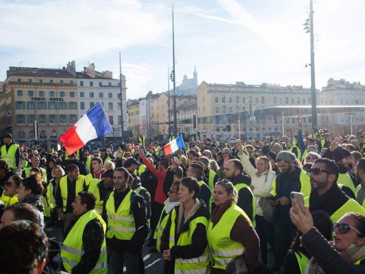 Francia revive su espíritu revolucionario con ola de protestas contra el gobierno