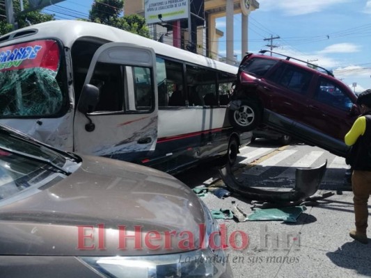 FOTOS: Aparatoso accidente en bulevar Centroamérica por irrespetarse paso de cebra