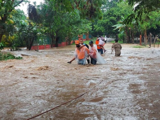 Decenas de familias continúan siendo evacuadas por impacto de Eta en Honduras (FOTOS)